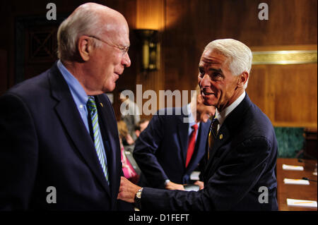 Dic. 19, 2012 - Washington, Distretto di Columbia, Stati Uniti - Ex Governatore della Florida CHARLIE CRIST incontra il senatore e presidente di commissione PATRICK LEAHY (D-VT) prima di testimoniare in un sistema giudiziario del senato audizione del Comitato sulla collina Captiol mercoledì su ''Lo Stato di diritto di voto dopo il 2012 elezione.'' udienza incentrata su American l'accesso alla cabina di voto e la continua necessità di protezioni contro gli sforzi per limitare o sopprimere il voto. (Credito Immagine: © Pete Marovich/ZUMAPRESS.com) Foto Stock