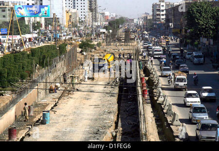 Vista dei lavori di costruzione di un cavalcavia è nel suo progresso sotto la supervisione di Karachi Metropolitan Corporation (KMC) a Shahrah-e-Pakistan vicino Aisha Manzil a Karachi il Mercoledì, 19 dicembre 2012. Foto Stock