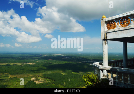 Vista dalla parte superiore della grotta di Tiger (tempio Wat Tham Suea), Provincia di Krabi, Thailandia, Sud-est asiatico, in Asia Foto Stock