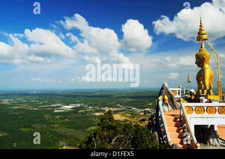 Vista dalla parte superiore della grotta di Tiger (tempio Wat Tham Suea), Provincia di Krabi, Thailandia, Sud-est asiatico, in Asia Foto Stock