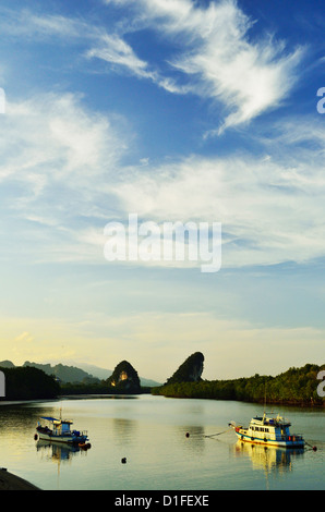 Krabi River e Kanab Nam Twin Peaks in distanza, Krabi town, Provincia di Krabi, Thailandia, Sud-est asiatico, in Asia Foto Stock