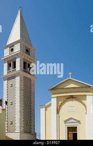 Duomo di Santa Maria e il municipio nella città di Orsera, Croazia Foto Stock