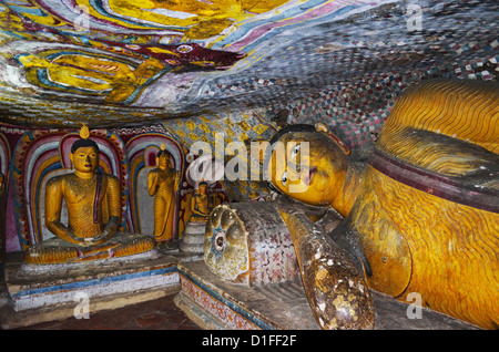 Statue di Buddha, Dambulla tempio nella grotta, Sito Patrimonio Mondiale dell'UNESCO, Dambulla, Sri Lanka, Asia Foto Stock