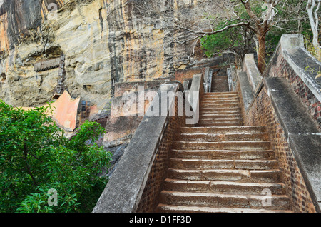 Scale che portano alla sommità di Sigiriya (Lion Rock), il Sito Patrimonio Mondiale dell'UNESCO, Sri Lanka, Asia Foto Stock