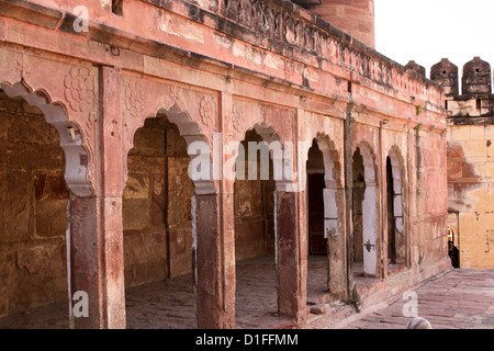 Struttura a pilastri per importanti personalità vicino Forte Mehrangarh ingresso Jodhpur, Rajasthan, Foto Stock
