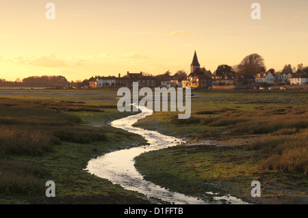 Bosham village e chiesa visto oltre velme, marea. Il tramonto. Porto di Chichester, West Sussex, in Inghilterra, Regno Unito. Novembre. Foto Stock