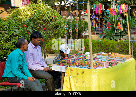 Rivenditori di knick knacks a Dilli Haat in New Delhi, India Foto Stock