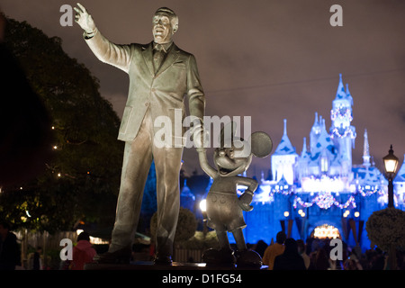 Statua di Walt Disney e Topolino a Disneyland di Anaheim, in California Foto Stock