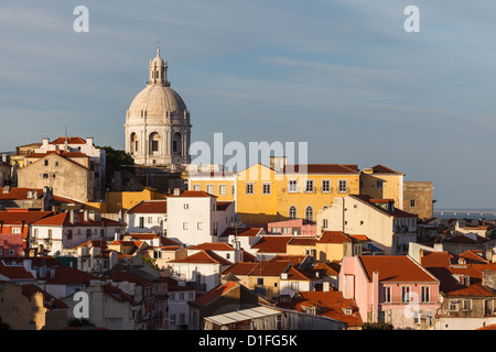 La cupola del Pantheon Nazionale ex xvii secolo Santa Engracia chiesa sorge nella skyline sopra colorati edifici della città Foto Stock