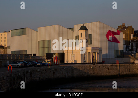 Droit house di fronte al Turner contemporaneo. Foto Stock