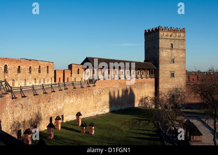 Frammento di parete del vecchio Lubert castello costruito nel 1340. Lutsk, Ucraina. Foto Stock