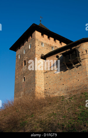 Torre Vladicha e frammento di parete del vecchio Lubert castello costruito nel 1340. Lutsk, Ucraina. Foto Stock