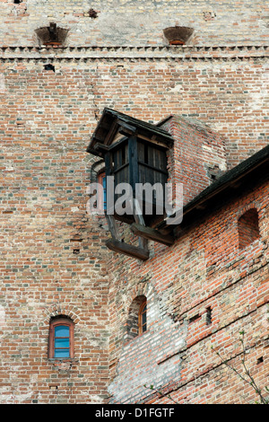 Torre e frammento di parete del vecchio Lubert castello costruito nel 1340. Lutsk, Ucraina. Foto Stock