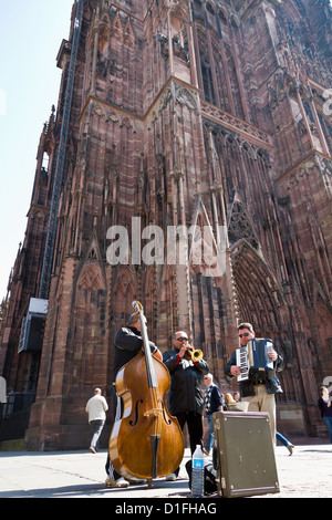 Musicisti di strada la riproduzione di musica nella piazza della cattedrale di Strasburgo, Francia Foto Stock