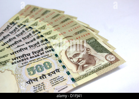 La valuta indiana un ventilatore di 500 rupee note in sfondo bianco Foto Stock