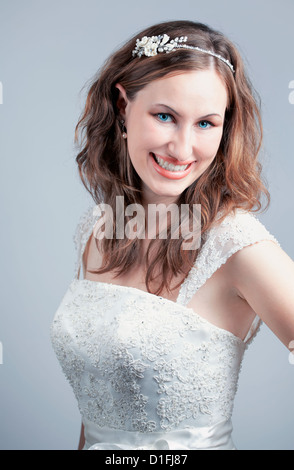 Studio ritratto di una giovane e bella sposa, colpo alla testa. Foto Stock