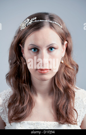 Studio ritratto di una giovane e bella sposa, colpo alla testa. Foto Stock