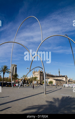 La scultura di tubi in acciaio per artista Andreu Alfaro, les Drassanes Square, Barcellona, in Catalogna, Spagna Foto Stock