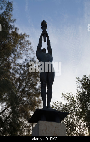 Statua di atleta con torcia olimpica nel parco della collina di Montjuic Barcellona, in Catalogna, Spagna. Foto Stock