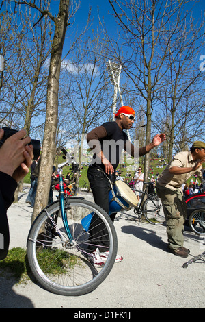 I percussionisti nel muro di Berlino Il parco ( Mauerpark) a Berlino su una soleggiata Domenica pomeriggio la Germania Foto Stock