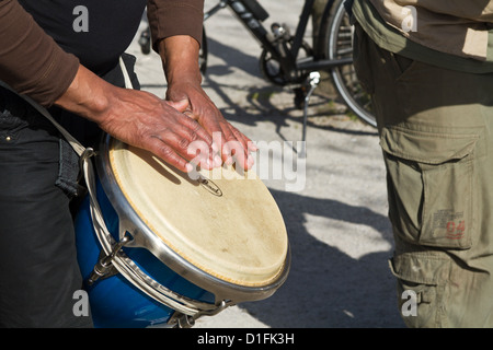 I percussionisti nel muro di Berlino Il parco ( Mauerpark) a Berlino su una soleggiata Domenica pomeriggio la Germania Foto Stock