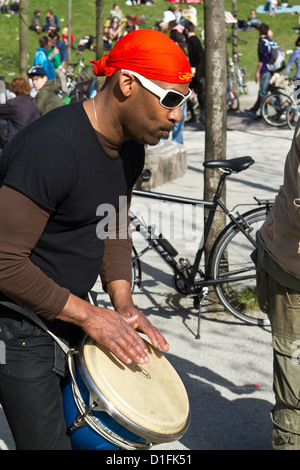 I percussionisti nel muro di Berlino Il parco ( Mauerpark) a Berlino su una soleggiata Domenica pomeriggio la Germania Foto Stock