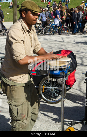 I percussionisti nel muro di Berlino Il parco ( Mauerpark) a Berlino su una soleggiata Domenica pomeriggio la Germania Foto Stock