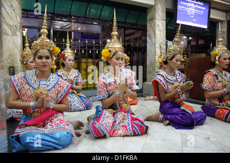 Thai ballerini tradizionali a Erawan indù santuario a Bangkok Foto Stock