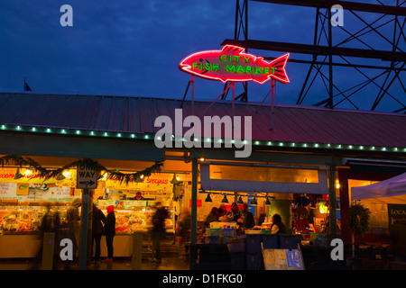 WA07897-00...WASHINGTON - Il mercato degli agricoltori con decorazioni di vacanza presso il Pike Place nel centro cittadino di Seattle. Foto Stock