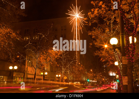 WA07919-00...WASHINGTON - il Macy stella brilla al di sopra di 4° Avenue dal Westlake Park nel centro cittadino di Seattle. Foto Stock
