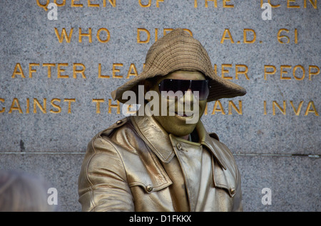 Mime artista davanti a un monumento di Londra. Foto Stock