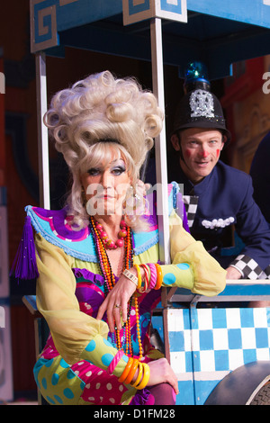 Lily Savage, aka Paul O'Grady stelle come la vedova Twankey nel Natale pantomime "Aladdin' all'O2, Teatro Arena O2 Foto Stock