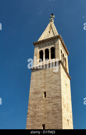 Basilica cattolica nella città Novigrad. Istria, Croazia Foto Stock