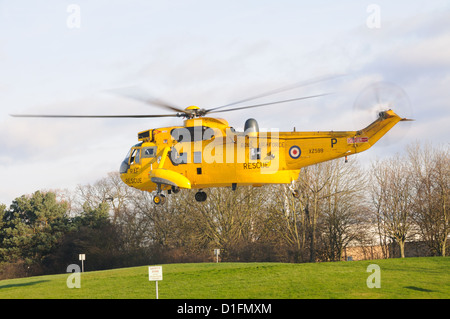 RAF 'Sea re " Salvataggio in elicottero ZX599 posiziona il puntatore del mouse su elisuperficie all ospedale di Glenfield, Leicester, Leicestershire, Inghilterra Foto Stock