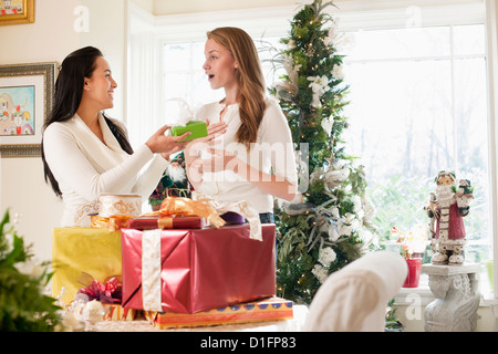 Gli amici lo scambio di regali di Natale Foto Stock