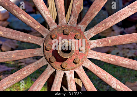 Primo piano di un vecchio, antichi ruota del carro Foto Stock