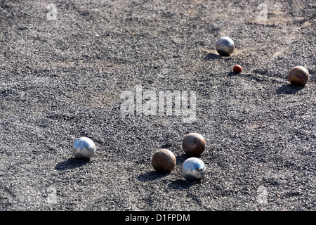 Bocce bocce e jack gettata su di un curato, calcare schiacciato corte. Foto Stock