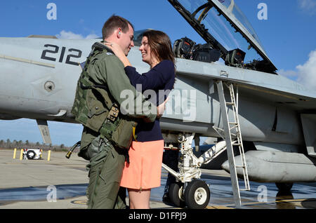 Lt. Taylor Rives, assegnato a Strike Fighter Squadron 103, è riunita con sua moglie durante una celebrazione homecoming dopo il ritorno alla Naval Air Station Oceana Dicembre 18, 2012 in Virginia Beach, VA. Lo squadrone era su un periodo di sei mesi la distribuzione nel Mare Arabico. Foto Stock