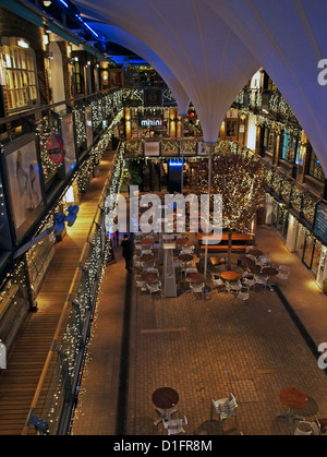 Vista della corte regale, un edificio a tre piani cortile shopping arcade situato dietro il Carnaby Street che mostra le decorazioni di Natale. Foto Stock