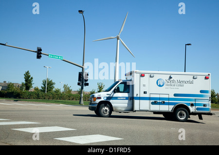 Un paramedico carrello e un moderno vista della turbina eolica sulla angolo di strada. Maple Grove Minnesota MN USA Foto Stock
