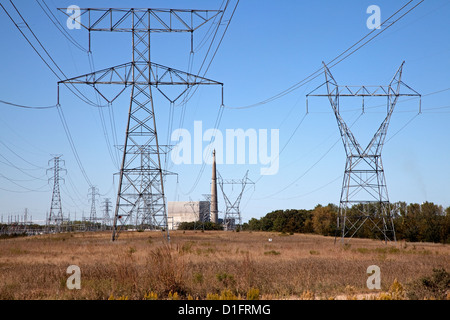 Le linee elettriche in alta tensione la trasmissione di elettricità dal monticello nucleare impianti di generazione. Monticello Minnesota MN USA Foto Stock