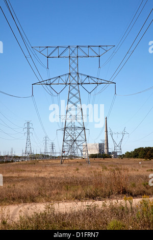 Le linee elettriche in alta tensione la trasmissione di elettricità dal monticello nucleare impianti di generazione. Monticello Minnesota MN USA Foto Stock