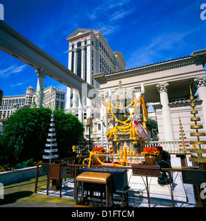 Las Vegas, Nevada, Stati Uniti d'America - Caesars Palace lungo la striscia (Las Vegas Boulevard) - Four-Faced Brahma santuario sul display Foto Stock