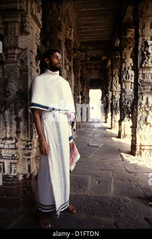 Un Pujari o un sacerdote indù con Tilaka che lo segna Fronte si trova sulle colonne Mandapas scolpiti pilastri di Varadharaja Tempio Perumale o Hastagiri chiamato anche tempio indù Attiyuran dedicato Al tempio di Lord Vishnu a Kanchipuram o a Kanchi nel stato del Tamil Nadu India del Sud Foto Stock