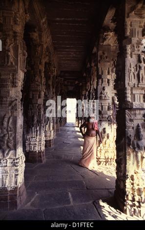 Un Pujari o un sacerdote indù con Tilaka che lo segna Fronte si trova sulle colonne Mandapas scolpiti pilastri di Varadharaja Tempio Perumale o Hastagiri chiamato anche tempio indù Attiyuran dedicato Al tempio di Lord Vishnu a Kanchipuram o a Kanchi nel stato del Tamil Nadu India del Sud Foto Stock