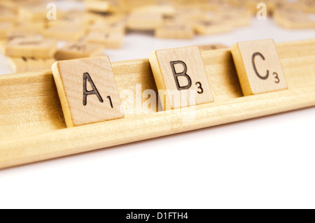 ABC parola scritto con lettere di scrabble Foto Stock