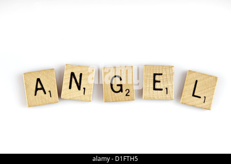 Parola angelo scritto con piastrelle di scrabble lettere Foto Stock