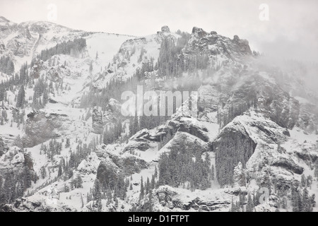 Le montagne ricoperte di neve coperta di nebbia, Ouray County, Colorado, Stati Uniti d'America, America del Nord Foto Stock