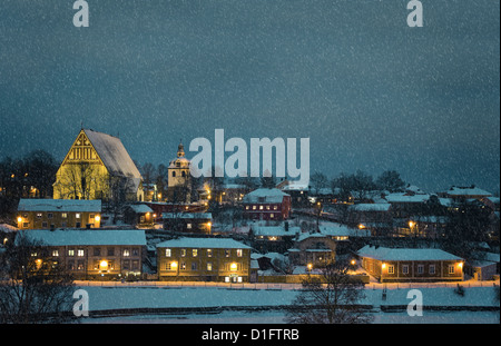 Piccola città paesaggio invernale di sera con nevicata, in Porvoo Finlandia (Scandinavia) Foto Stock