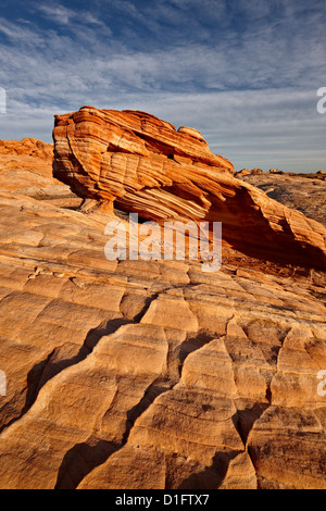 Arco in pietra arenaria stratificata, la Valle del Fuoco del parco statale, Nevada, Stati Uniti d'America, America del Nord Foto Stock